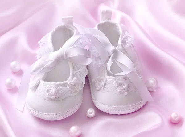 Branco baby booties — Fotografia de Stock