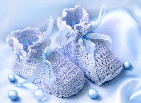 Botas de bebê rosa artesanal — Fotografia de Stock