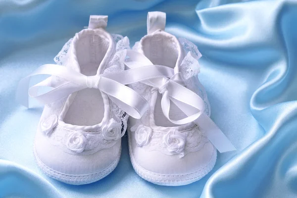 Botín de bebé blanco —  Fotos de Stock