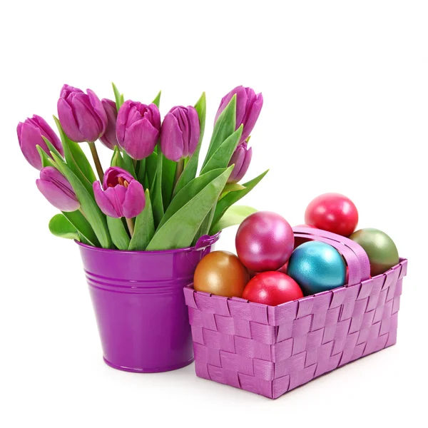 Fioletowe tulipany w wiaderku i Wielkanoc jaja — Zdjęcie stockowe