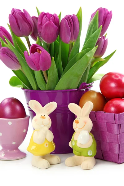 Tulipanes morados en cubo y dos conejos — Foto de Stock