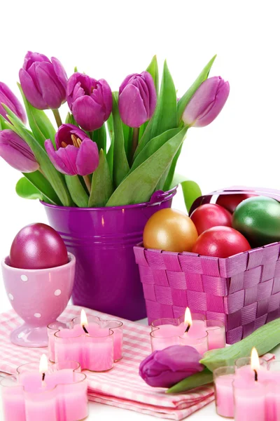Fioletowe tulipany w wiaderku i Wielkanoc jaja — Zdjęcie stockowe