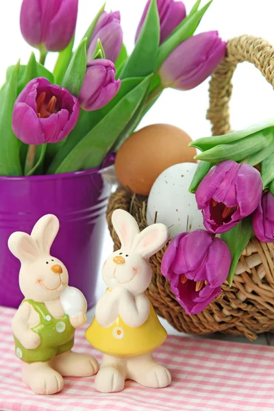 Fialové tulipány v kbelíku a dva králíci — Stock fotografie