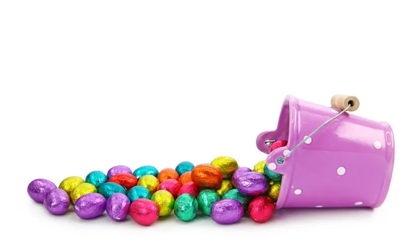 Balde roxo e ovos de chocolate de Páscoa — Fotografia de Stock