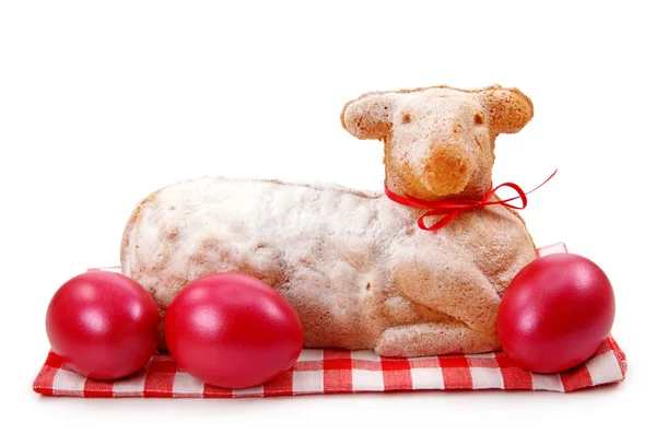 Torta di agnello pasquale con uova rosse — Foto Stock