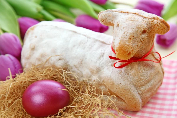 Easter lamb cake and purple tulips — Stock Photo, Image