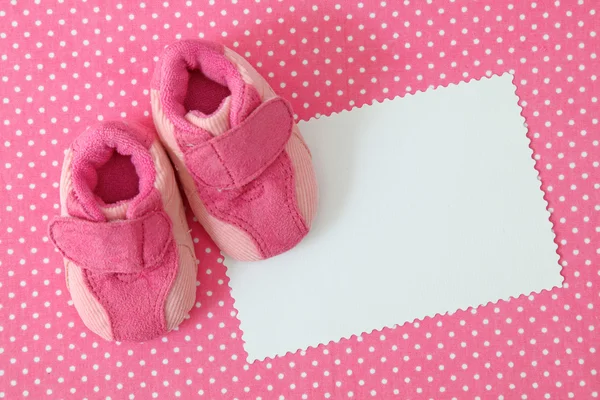 Zapatos de bebé rosa y nota en blanco — Foto de Stock