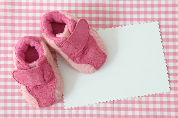Zapatos de bebé y nota en blanco — Foto de Stock