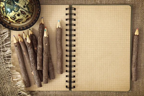 Schulheft mit Bleistiften öffnen — Stockfoto
