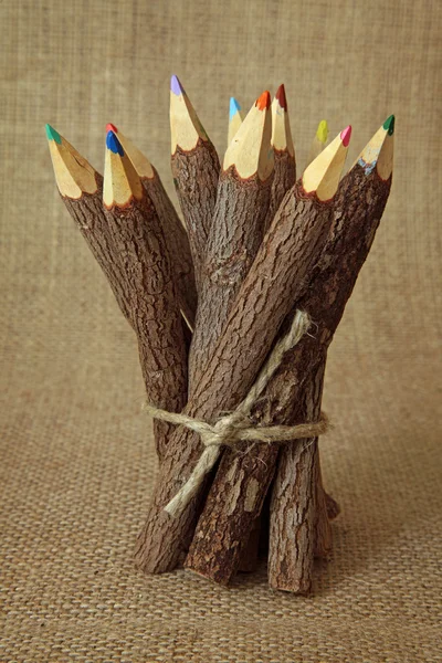 Csomó fából készült színes ceruzák — Stock Fotó