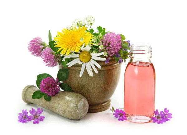 Mortel med färska blommor och eterisk olja — Stockfoto
