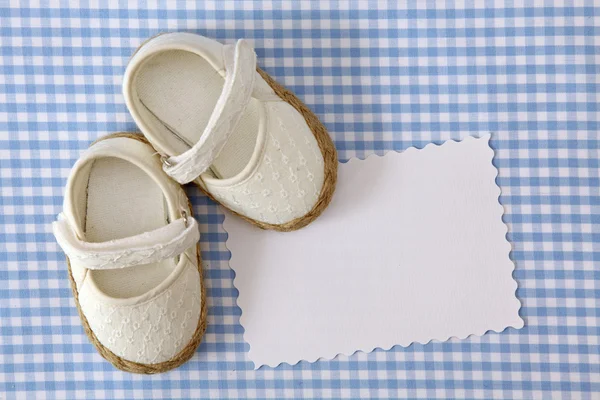 Baby shoes and blank note — Stock Photo, Image