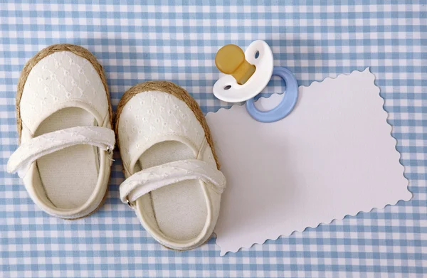 Baby vita skor — Stockfoto