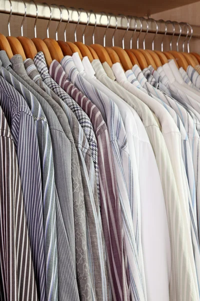 Wieszak na ubrania z koszule męskie — Zdjęcie stockowe