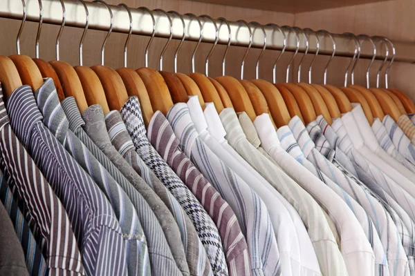 Kleren hanger met iemands shirts — Stockfoto