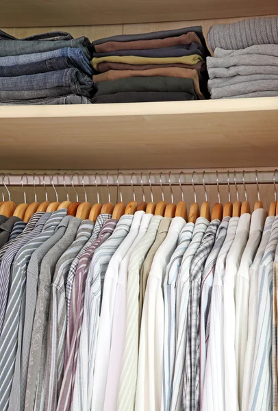 Cabide de roupas com camisas de homem — Fotografia de Stock