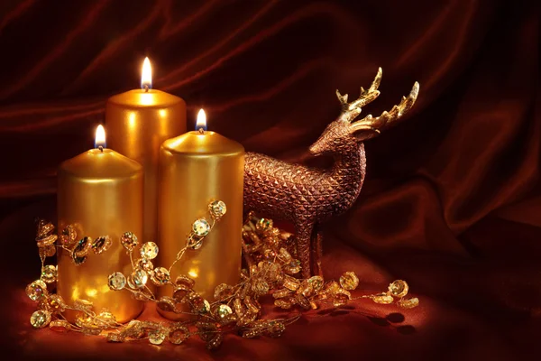 Рождественские свечи и украшения — стоковое фото