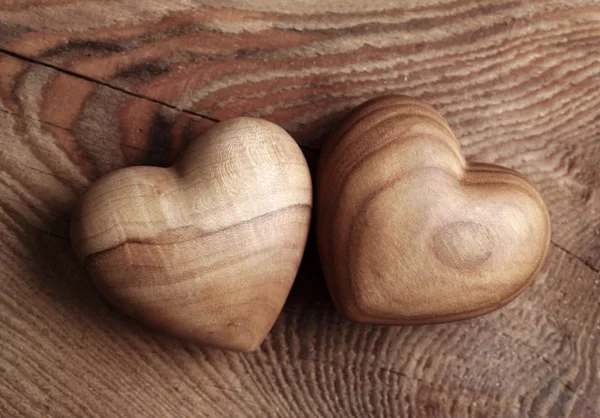 Dos corazones de madera —  Fotos de Stock