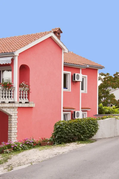 Rumah berwarna merah muda — Stok Foto