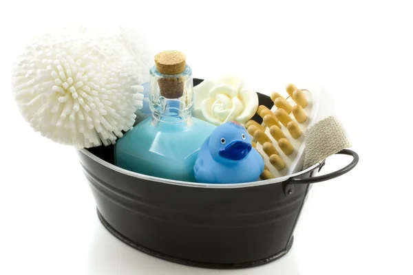 Balde com produtos de banho — Fotografia de Stock