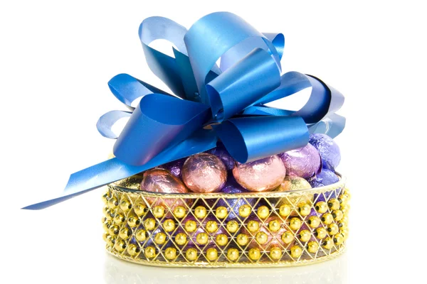 Paskalya yumurtaları ile altın sepeti — Stok fotoğraf