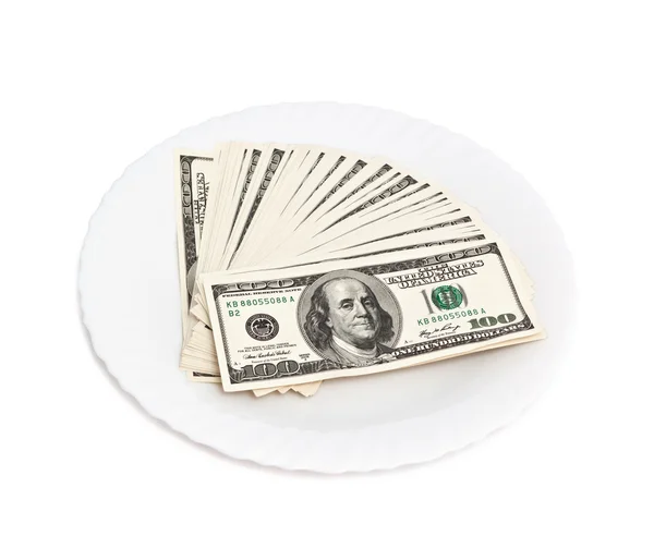 Стопка из ста долларов на тарелке — стоковое фото