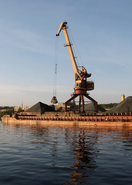 Grúa y barcaza a granel portuaria — Foto de Stock