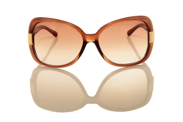 Коричневий сонцезахисні окуляри, ізольовані на білому фоні — стокове фото