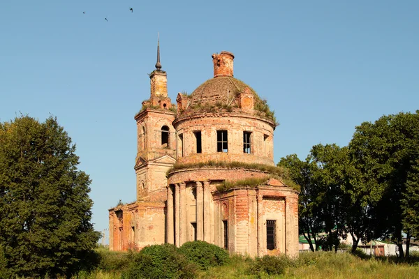 Ruinerna av en gammal kyrka — Stockfoto