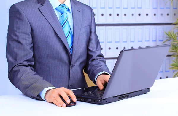 男性在笔记本电脑上工作时的鼠标上的手的特写 — 图库照片