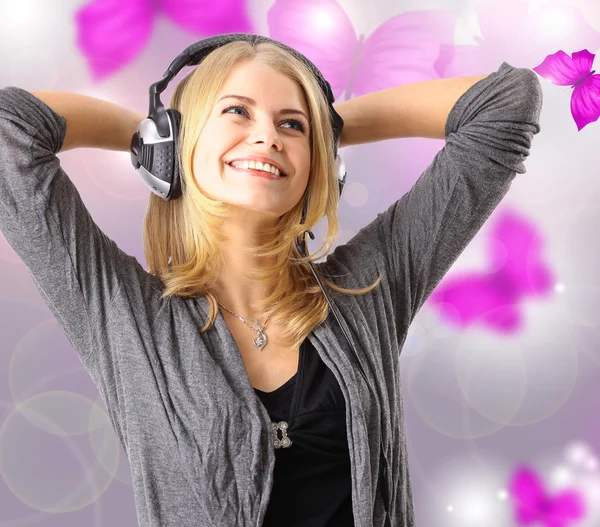 Menina bonita gosta de ouvir música — Fotografia de Stock