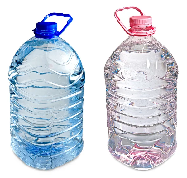 Изолированные розовые и голубые полные пять литровые бутылки воды — стоковое фото