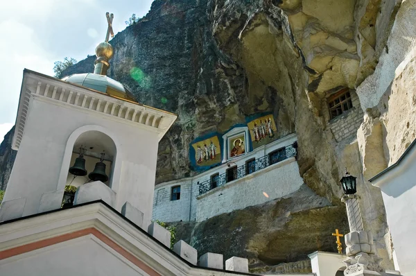 Успенский монастырь в Крыму под Бахчисараем — стоковое фото