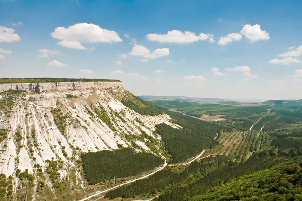 El paisaje hermoso en la Crimea la montaña y el valle con el camino —  Fotos de Stock