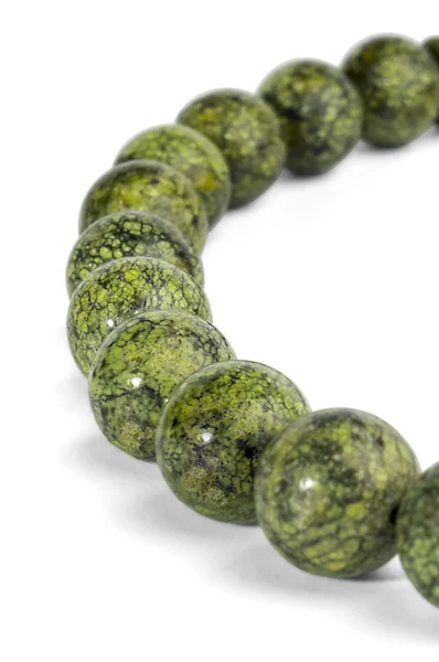 Halsband av pärlor av serpentine — Stockfoto