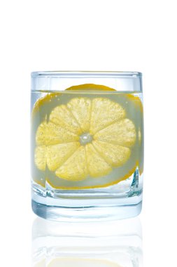 Bir bardak limonlu su