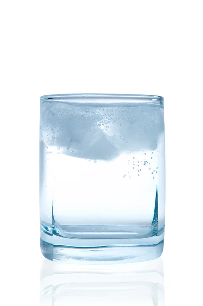 Glas vatten med is — Stockfoto