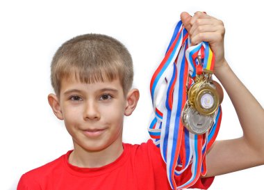 Çocuk-atlet madalya ile