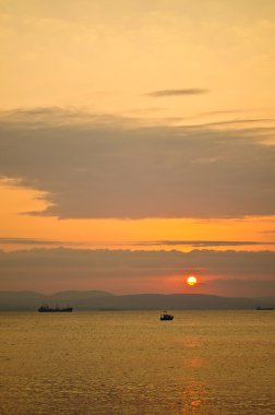 küçük bir gemi ile güneşin altında denizde Yüzme