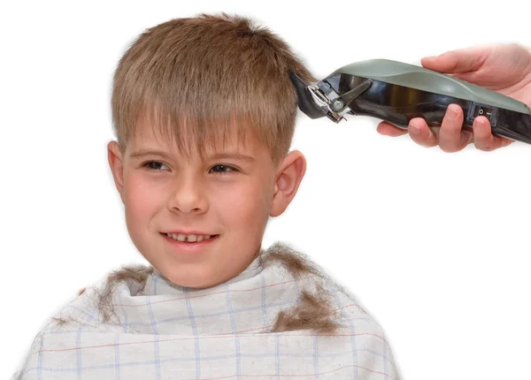 Мальчик стрижет клиппер — стоковое фото