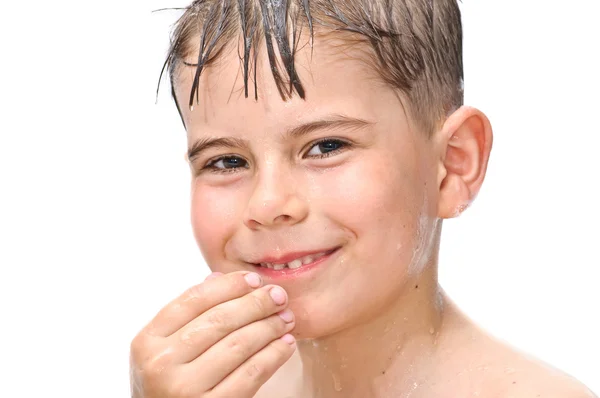 Un garçon nage dans la baignoire — Photo