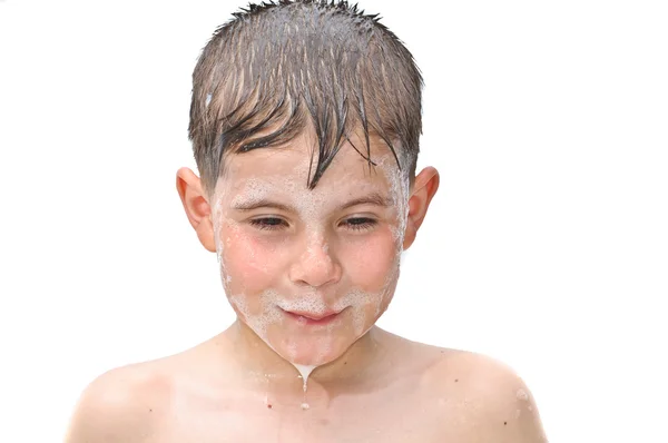 Um menino nada na banheira — Fotografia de Stock