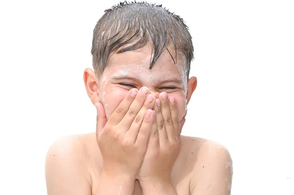 Een jongen zwemt in de badkuip — Stockfoto