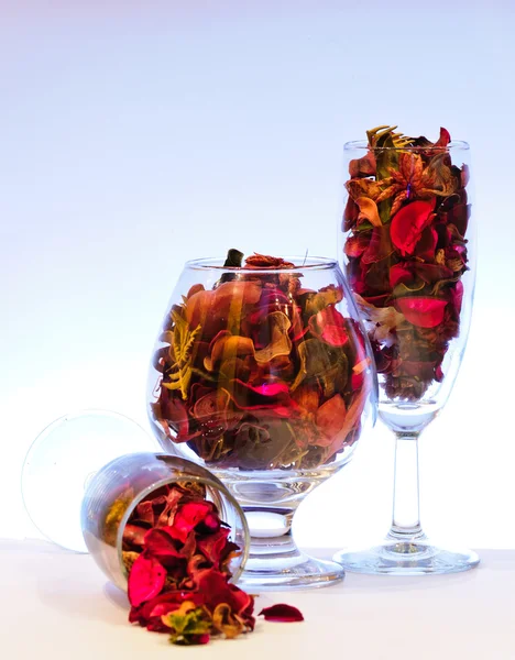 Glas met gedroogde bladeren — Stockfoto