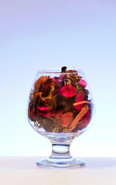 Склянка з сушеним листям — стокове фото