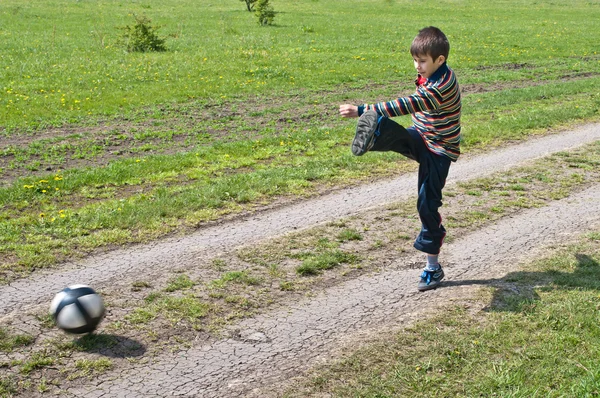 Oğlum beats bir futbol topu tekmelemek