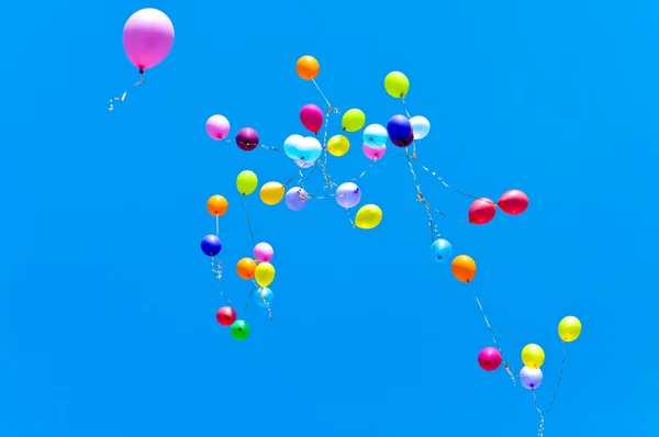 Molti palloncini volano nel cielo — Foto Stock