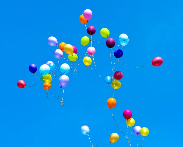Många ballonger flyga till himlen Royaltyfria Stockfoton