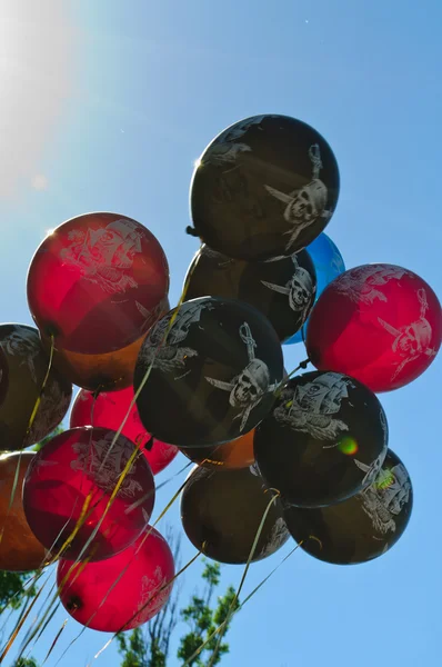 Många ballonger flyger in i den blå himlen — Stockfoto