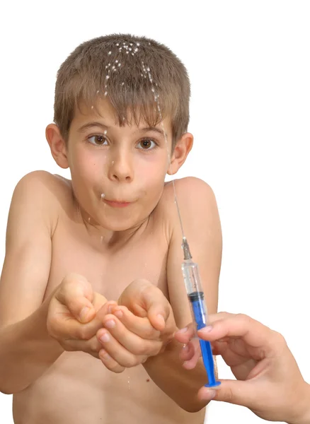 Chłopiec i strzykawki — Zdjęcie stockowe